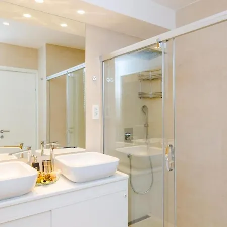 Deluxe Lily - Luxury Two Bedroom With Sea View *