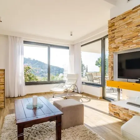 Deluxe Lily - Luxury Two Bedroom With Sea View