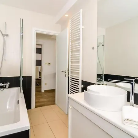 Deluxe Lily - Luxury Two Bedroom With Sea View *
