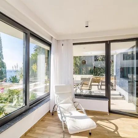 Deluxe Lily - Luxury Two Bedroom With Sea View *