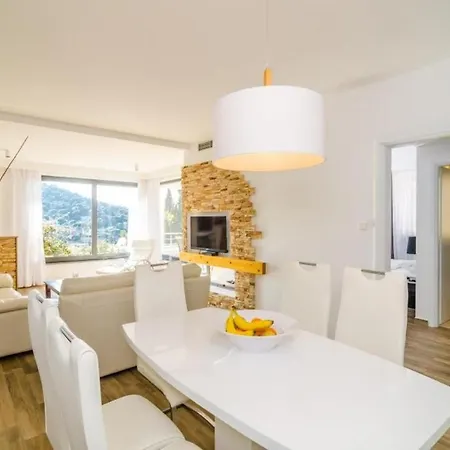 Deluxe Lily - Luxury Two Bedroom With Sea View *