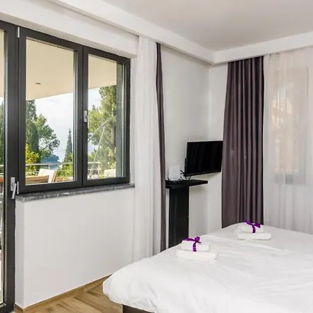 Deluxe Lily - Luxury Two Bedroom With Sea View